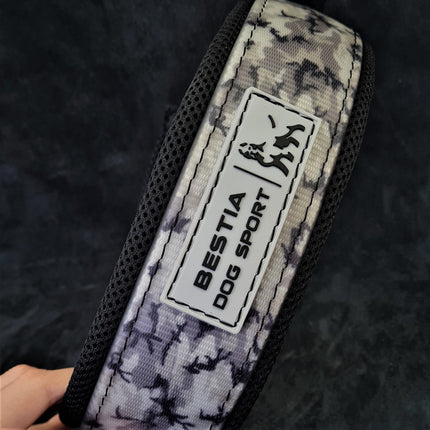 Camouflage dog collar with 'BESTIA DOG SPORT' label on a dark background